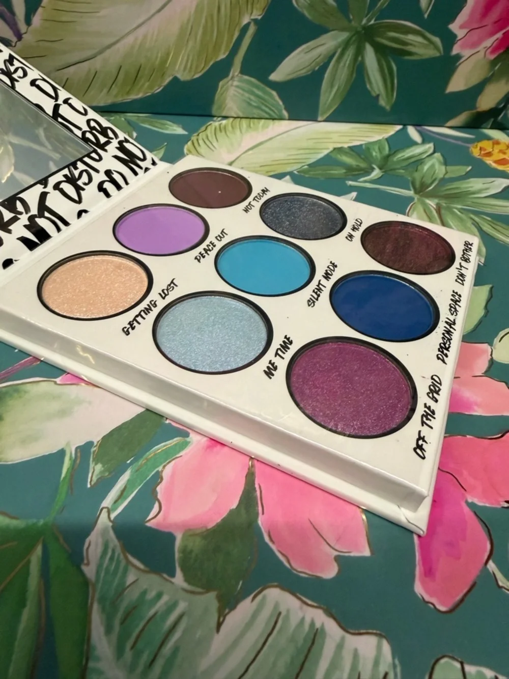 BH Cosmetics DO NOT DISTURB Eyeshadow Palette Casestill sealed in plastic nwt